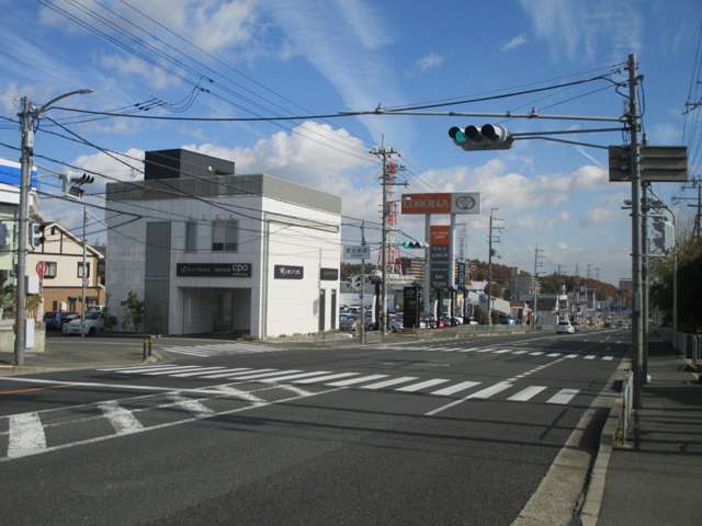 国道１７１号線沿い粟生新家交差点にレクサスＣＰＯ箕面はございます。