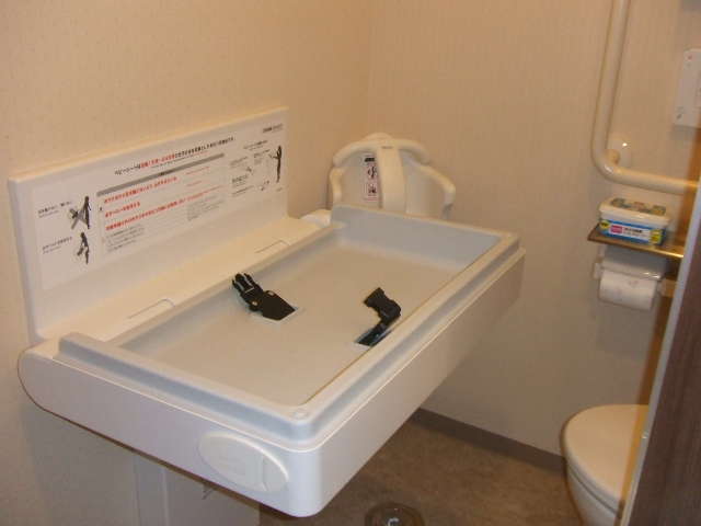 お手洗いにはおむつ換えスペースがございます。お気軽にご利用くださいませ。
