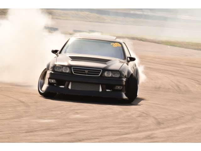 スポーツカーの取り扱いも多く、一般タイヤ・ドリフトに使用するタイヤの組替も行います。