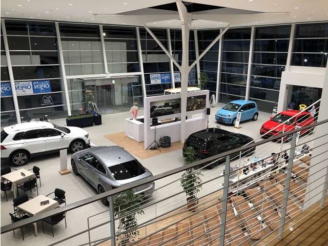 広々したショールームには、新車の展示も御座います。