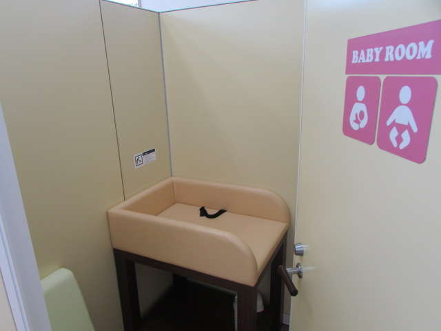 授乳室は仕切られており施錠可能な個室になっております。