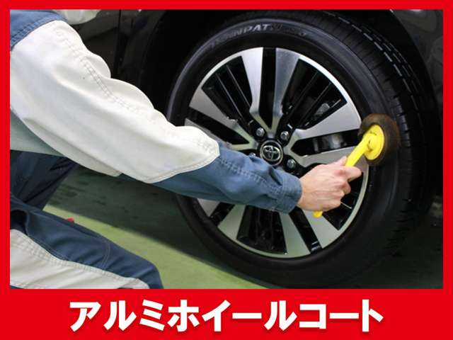 タイヤを外し、下回りやタイヤハウスを高圧洗浄機で水洗い。外したホイールの内側やスペアタイヤまでしっかり洗浄