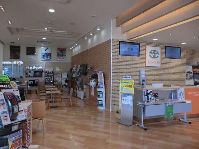 トヨタカローラ和歌山シーズ岩出店店内です。