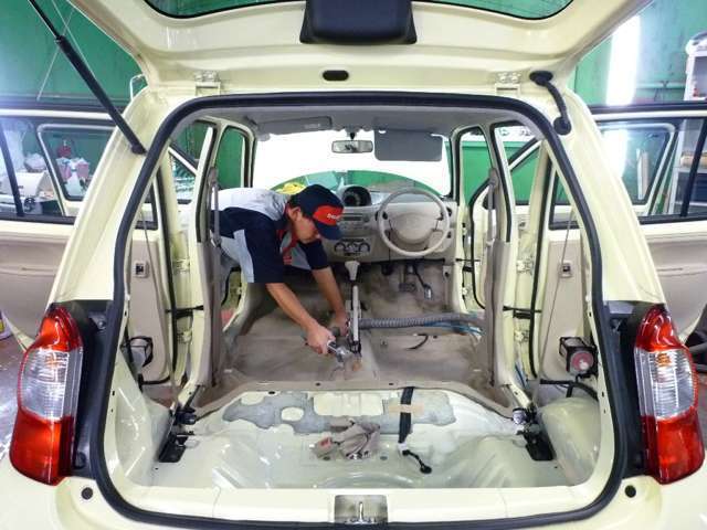 ■汚れが目立つお車に関しては、シートを外し内装全体を隈なく清掃いたします。もちろん除菌＆消臭もおこないます！