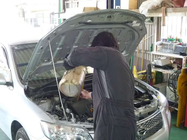 ご契約頂いたお車をプロの整備士がしっかり点検、整備し納車致します。