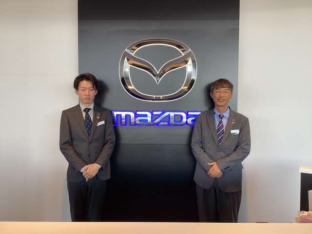 左が販売スタッフの西田、右が山田です。お車選びのサポートを全力でさせていただきます。