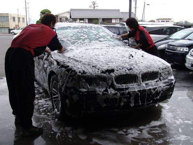 真心こめてあわあわ洗車。お預かりしたお車は丹精込めて手洗い洗車しております。仕上げには超撥水コートをさせて頂いております