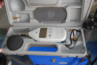 騒音テスター：自動車が発する騒音の大きさを測定するものです。