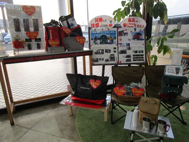 鹿屋店の入口にデリ丸とMITSUBISHI MOTORSのグッズコーナーを設置しています！私のおススメはリバーシブルトートバッグです☆