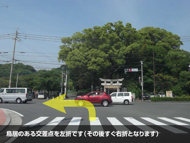 滑走路を左手に見ながらの道です。「鳥居」が目印の「月隈３」交差点を左折して下さい。左折後すぐ右折レーンへお進み下さい。