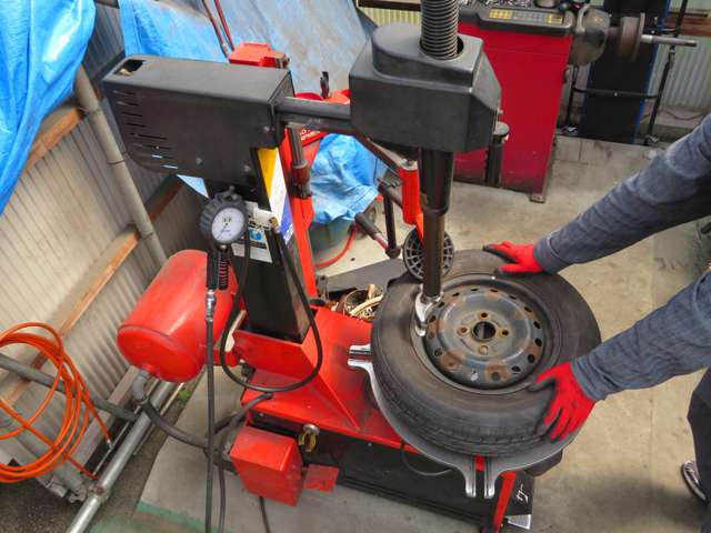 タイヤ交換/冬用タイヤへの交換・パンク修理など当社熟練スタッフが素早く・丁寧に・安くをモットーにご対応させて頂きますよ♪