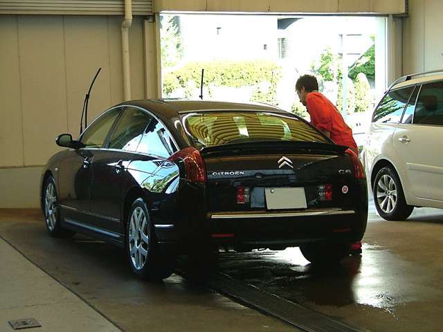 また、整備だけでなく、当社ではご入庫されたお車を「手洗い洗車」してお客様の元にお届けいたします。