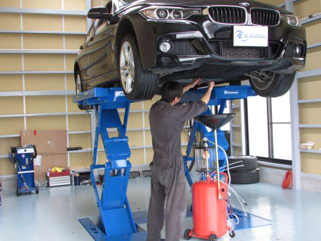 自社認証工場を完備し、国家整備資格二級のメカニックが在籍し、安心なメンテナンス・車検・修理をご提供いたしております。