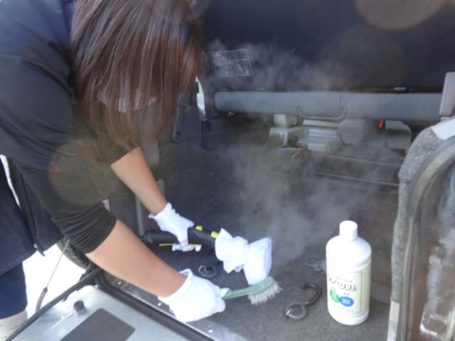 当店では専用機械を使用してルームクリーニングを行っております。シートのシミや汚れはもちろん、徹底的に仕上げて抗菌します。