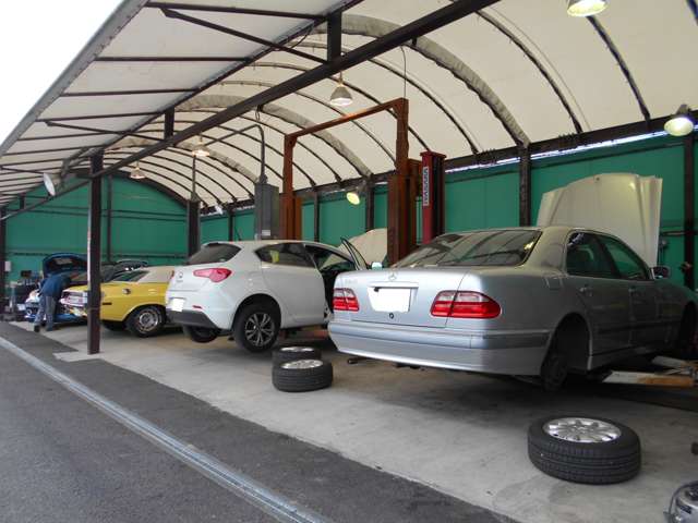 ケイファでは欧米車・欧州車・国産車多岐にわたり整備を行っており、リフトも三機揃えておりますので同時進行で整備を行えます。