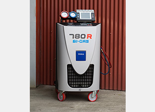 TEXA エアコンガスリフレッシュ機器。エアコンガスを全て回収してクリーニングをし、きれいな状態にして車両に戻します