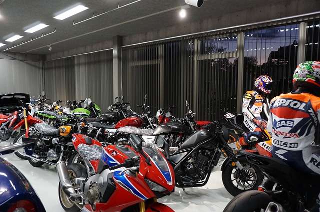 HONDAオートバイを中心に多数のラインナップを展示しています。クルマとオートバイ全て大切に室内へ保管・展示しています