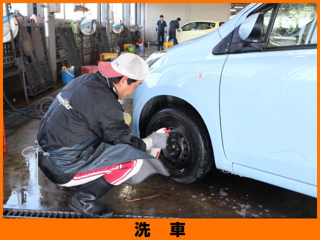 【洗車】外装周りの洗車です。ボディだけでなく、足回り、エンジンルームに至るまで高圧スチームで洗浄します！
